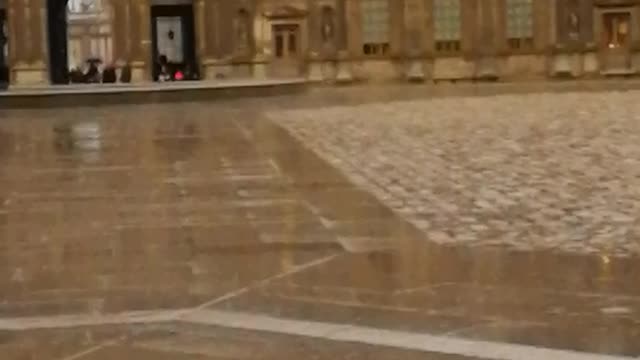 Paris pluvieux. Musée du Louvre