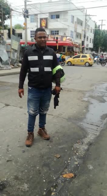 Mototaxista intenta agredir a un agente de tránsito