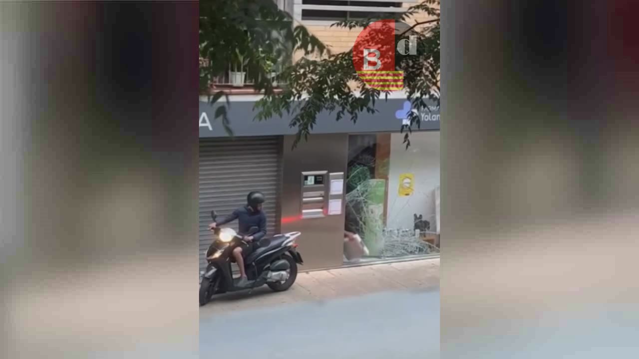 Alunizaje a una farmacia con una moto en Nou Barris