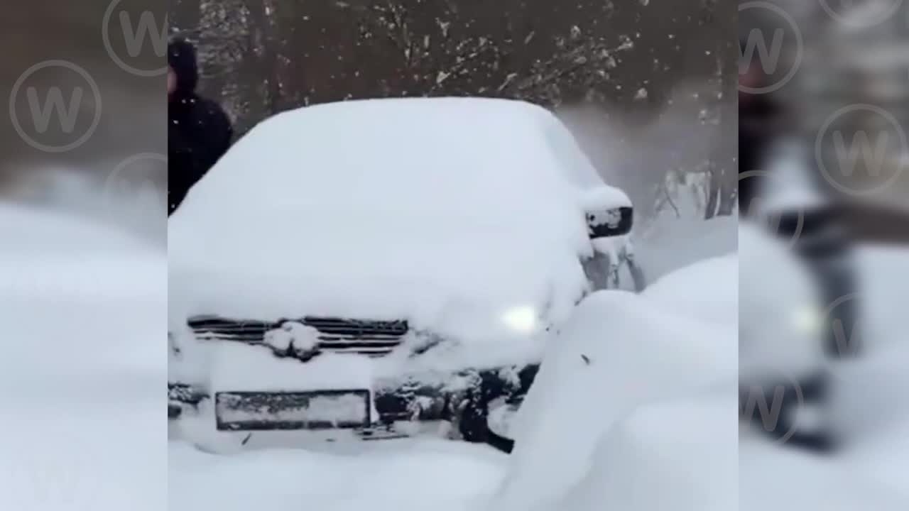 Crazy Blizzard in Russia! More than 30 cars were captured by snow trap