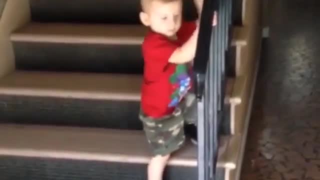 Naver seen before the child fail to step down the stairs. 😜😆🔥💥🤣