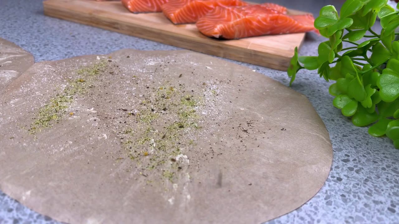 How easy and delicious to prepare juicy salmon in a pan