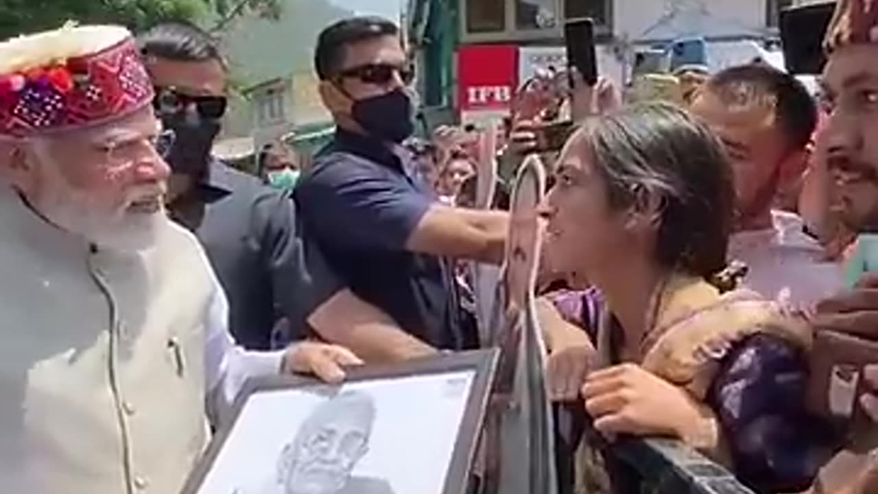 PM Modi stops his car to accept the painting by a girl in Shimla