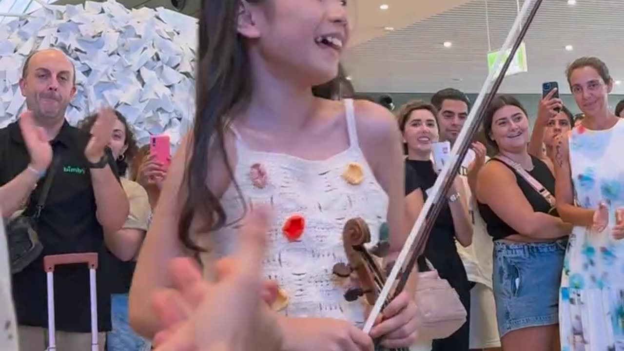 this little girl with the famous pianist