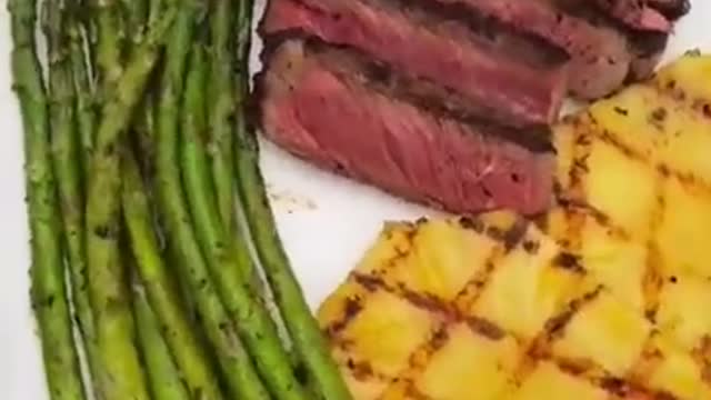 Steak 🥩, asparagus 🥬and pineapple 🍍