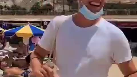 Vaccino bello, se lo fai ti cresce il pisello.