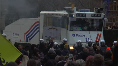 Betoging escaleert door optreden van de politie - 21/11/2021