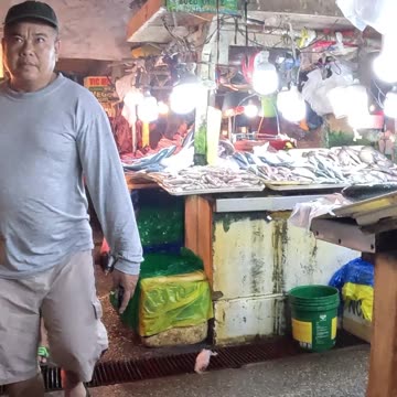 Rise and shine! ☀️ Morning trip to Carmen Market for shells and squid 🦑