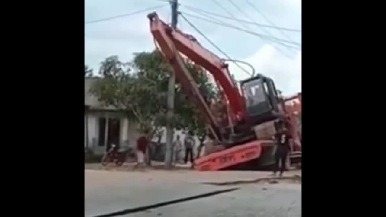 Live JCB Fail Down Accident Video Caught on Camera