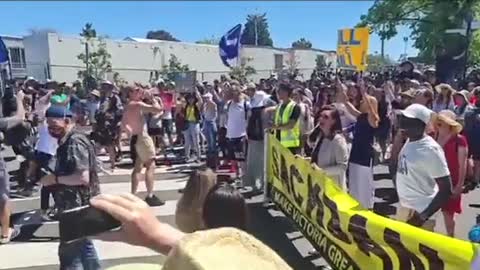 LOVE MY AUSSIE PATRIOTOS STANDING UP!!! HOLD THAT BEAUTIFUL LINE!!!