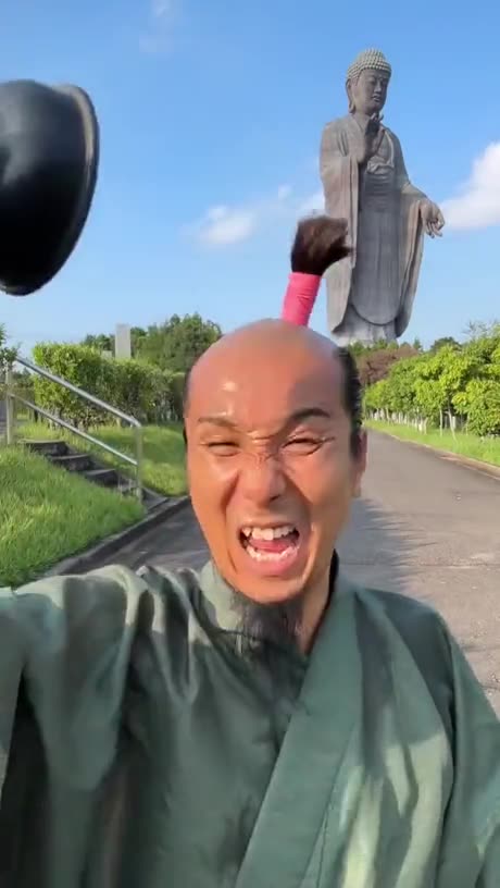 Japanese samurai cuts his hair.