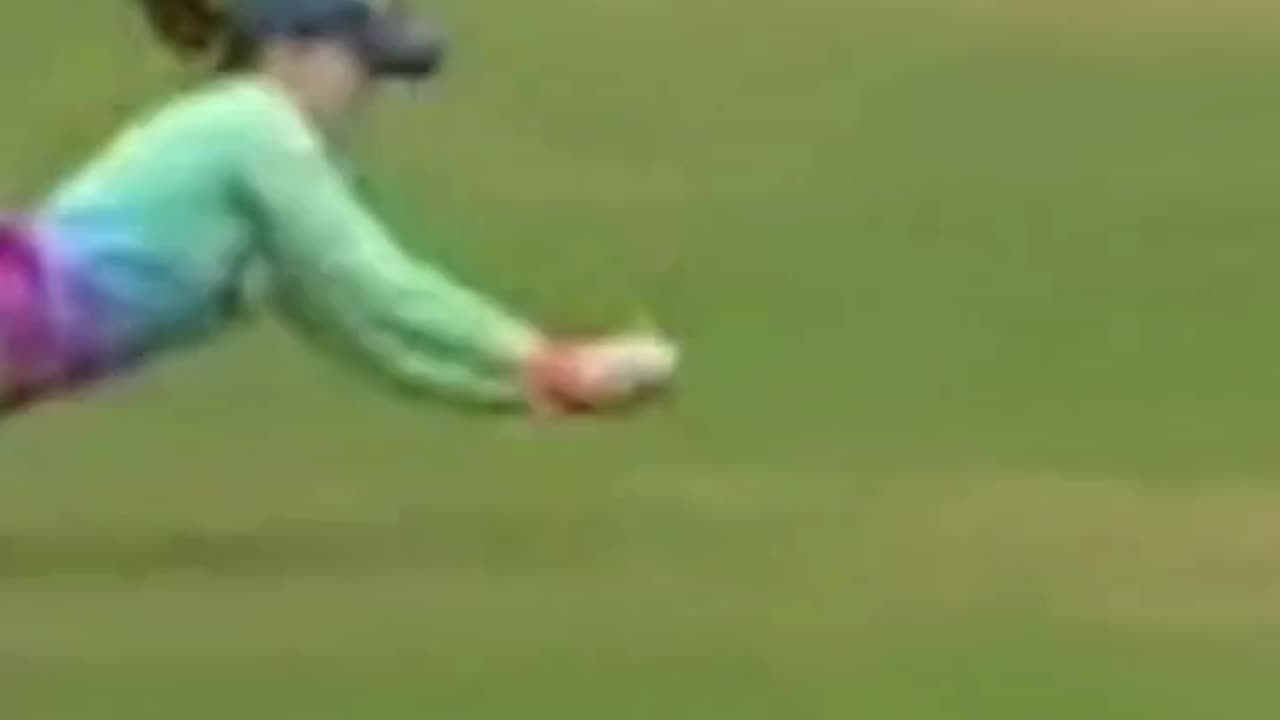 Spectacular Flying Catch in Women’s Cricket! 🏏💨