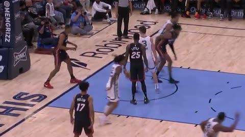 NBA - Ja throws it up top to Brandon Clarke who drops the hammer 🔨
