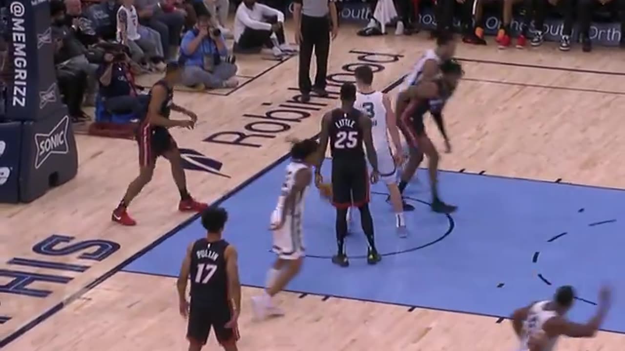 NBA - Ja throws it up top to Brandon Clarke who drops the hammer 🔨