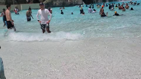 Piscina con olas y arena natural . Universal Orlando Florida, Volcano Bay Water Park