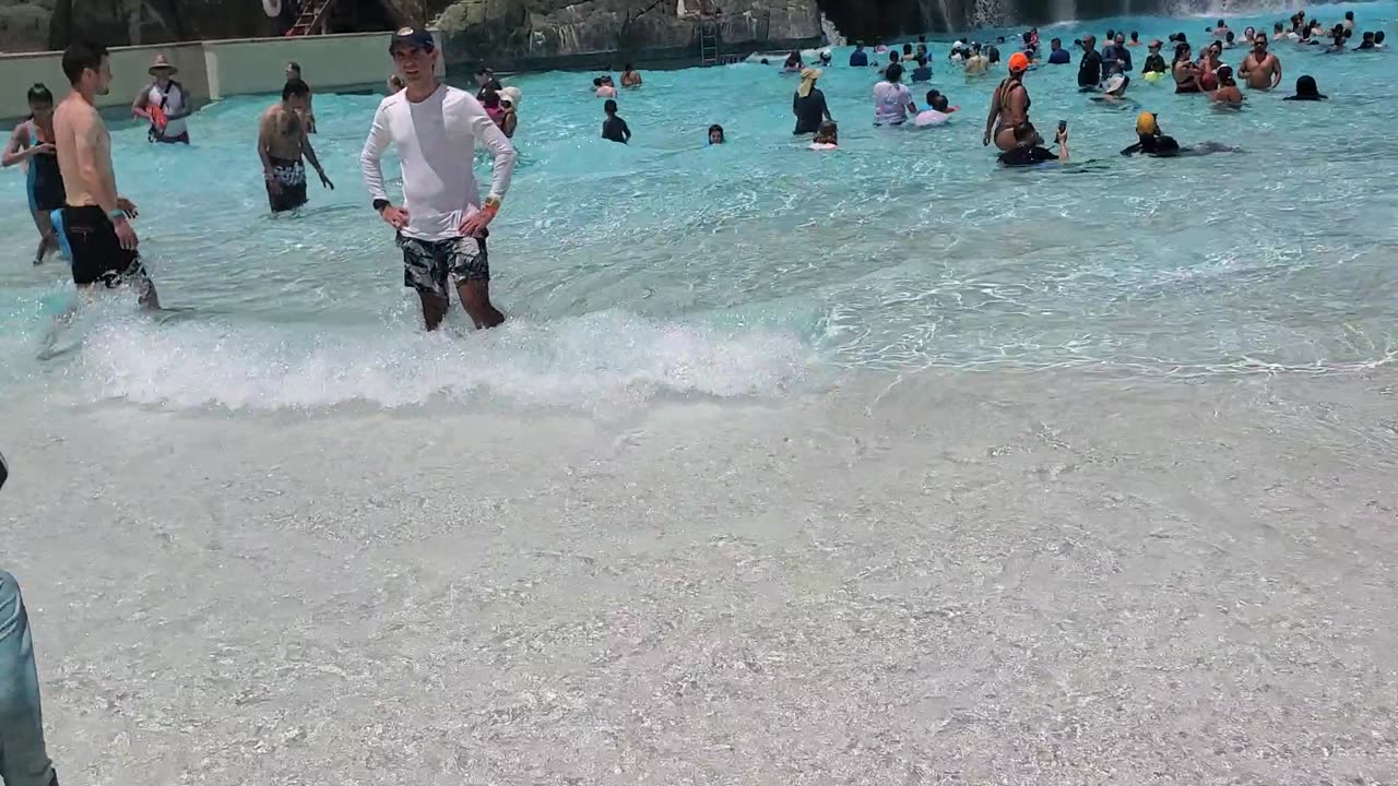 Piscina con olas y arena natural . Universal Orlando Florida, Volcano Bay Water Park