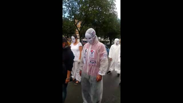 Les Masques Blancs Lyon déambulent à la Manifestation de Bourg en Bresse 7 Aout 2021