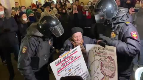 Russian Police detain Elderly Protestor