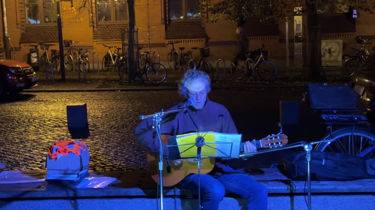 Greifswald - Dieter spielt einen Song von Reinhard Mey 24-10-2022