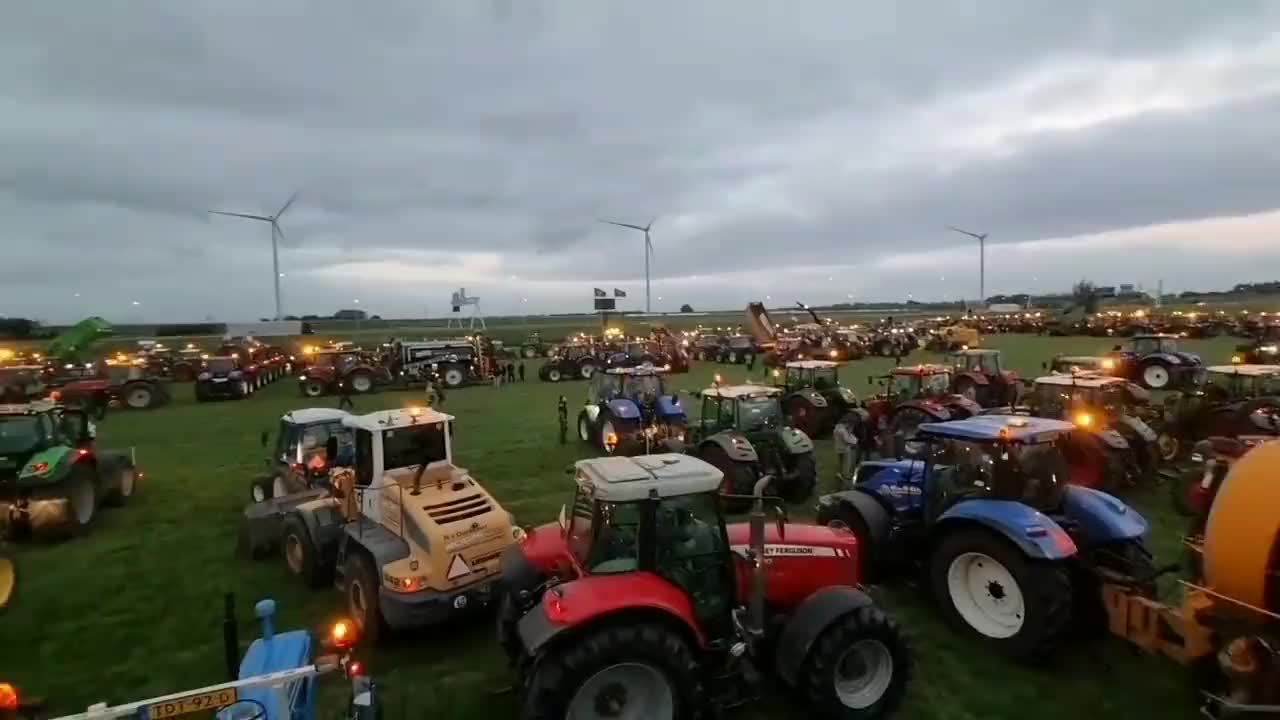 Netherlands, 350 tractors: "Help! No farmers, no food