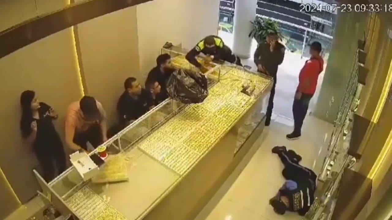 Bucaramanga City Jewelry store gets robbed by a group of men disguised as police