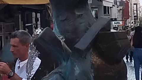 ΧΕΣΜΕΝΕΣ ΠΑΤΟΥΣΕΣ ΚΟΣΜΟΥΝ ΤΗΝ ΟΔΟ ΕΡΜΟΥ - ΑΥΤΑ ΑΞΙΖΟΥΝ ΟΙ ΨΕΥΤΟΕΛΛΗΝΕΣ