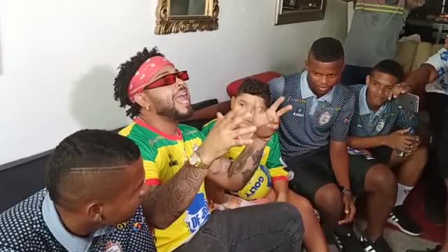 Kevin Flórez le canta a Tomás