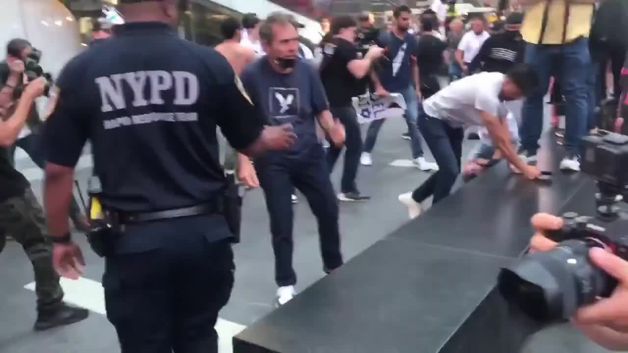 Palestines beat up Jews in New York