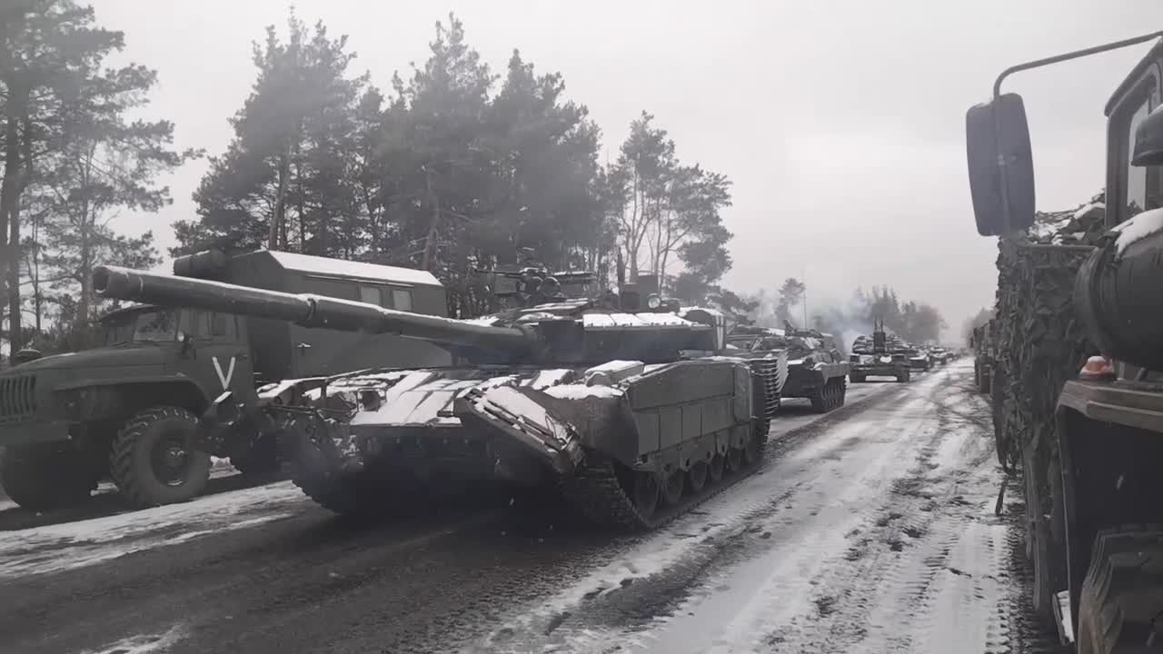 Russian troops on the outskirts of Kyiv Many crowds of tanks at the entrance to the capital Kyiv