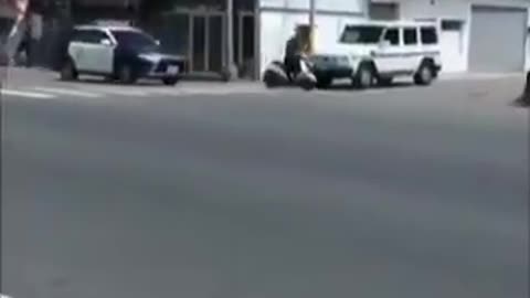 Guy escapes the police smartly