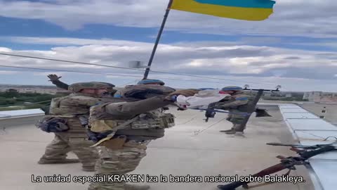 La unidad especial KRAKEN iza la bandera nacional sobre Balakleya.