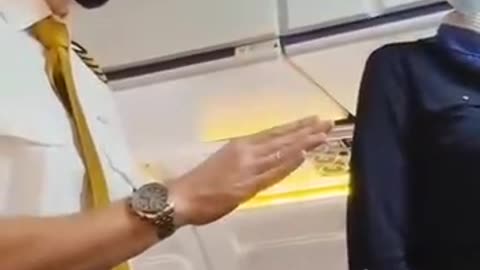 "Karen" on flight being difficult, demanding man to be removed due to safety (no vaccine)