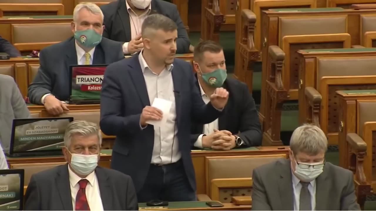 Orbán bámulatosan bánik a szavakkal