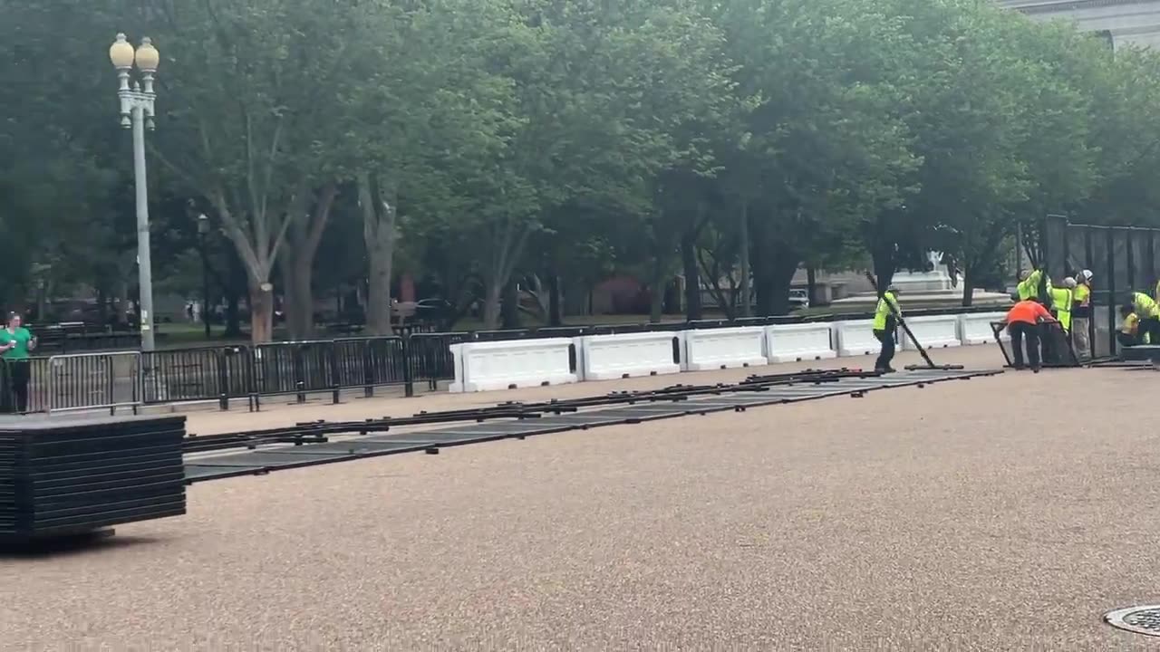 Barricades are going up around the White House... 🚧