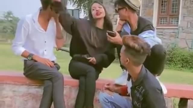 Lal wali kitni sahi lag rhi hai
