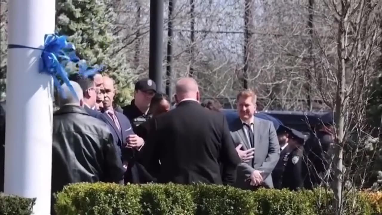 Cops CLAP as NY Governor leaves funeral for slain NYPD officer after being told to GTFO