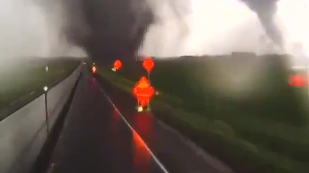 Hurricane, twin tornadoes: Florida is hit.