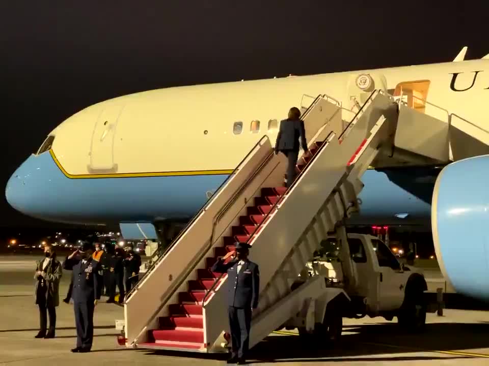 Kamala Shows ZERO Respect for Military Officials as She Boards Air Force One