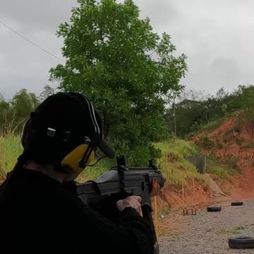 Shooting the Taurus CTT40C .40 S&W Carbine at a Brazilian Gun Club