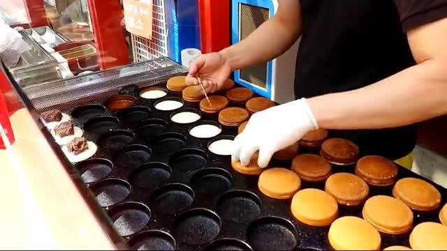 Children love the process of making red bean cakes.