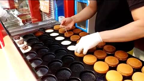 Children love the process of making red bean cakes.