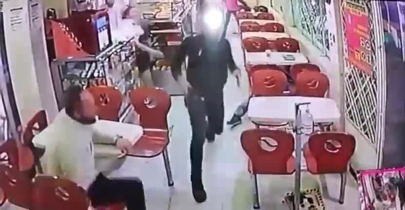 Vigilante sacó a correr ladrón que quería robar en panadería