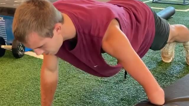 One-handed basketball player demonstrates adaptive pushup workout