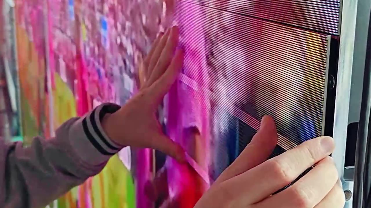 Have you just discovered that the LED screen is piece by piece?