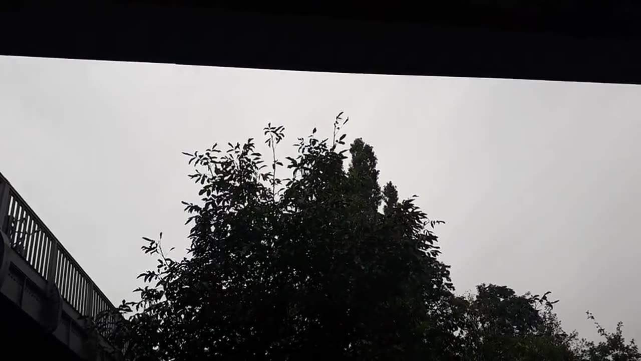 Himmel in Berlin am 24.10.2023 um 15 Uhr