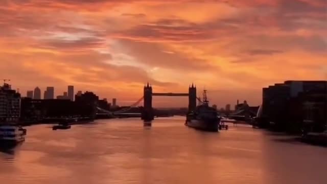 Sunrise from London Bridge 😍🧡| united kingdom