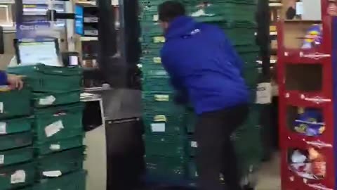 African immigrants robbed a supermarket in London.