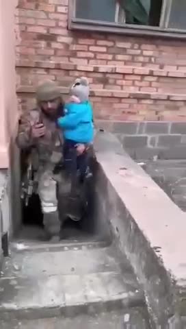 Chechen special forces help to evacuate children with families