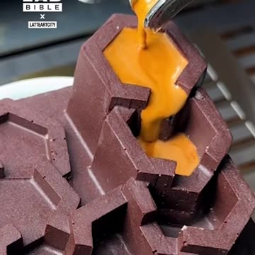 Mesmerising chocolate coffee cascade ☕️