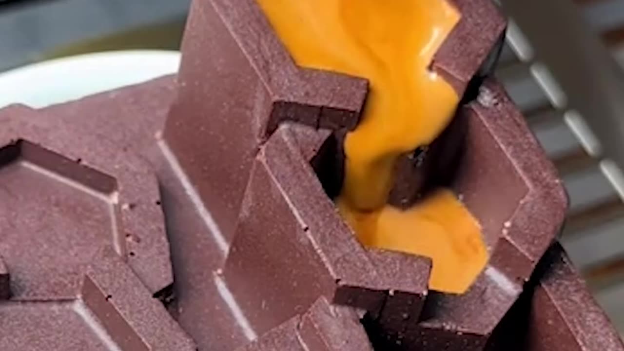 Mesmerising chocolate coffee cascade ☕️